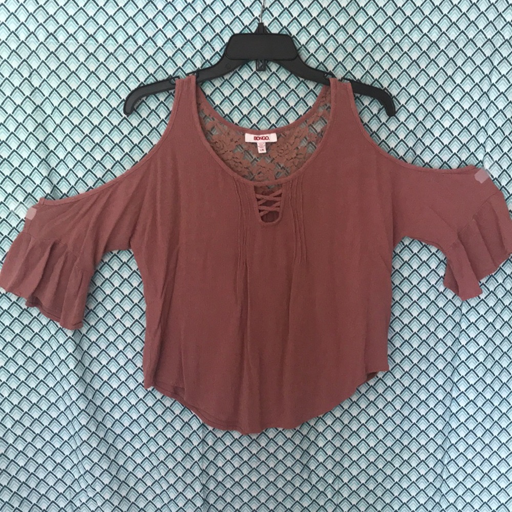 Pink opens shoulder top